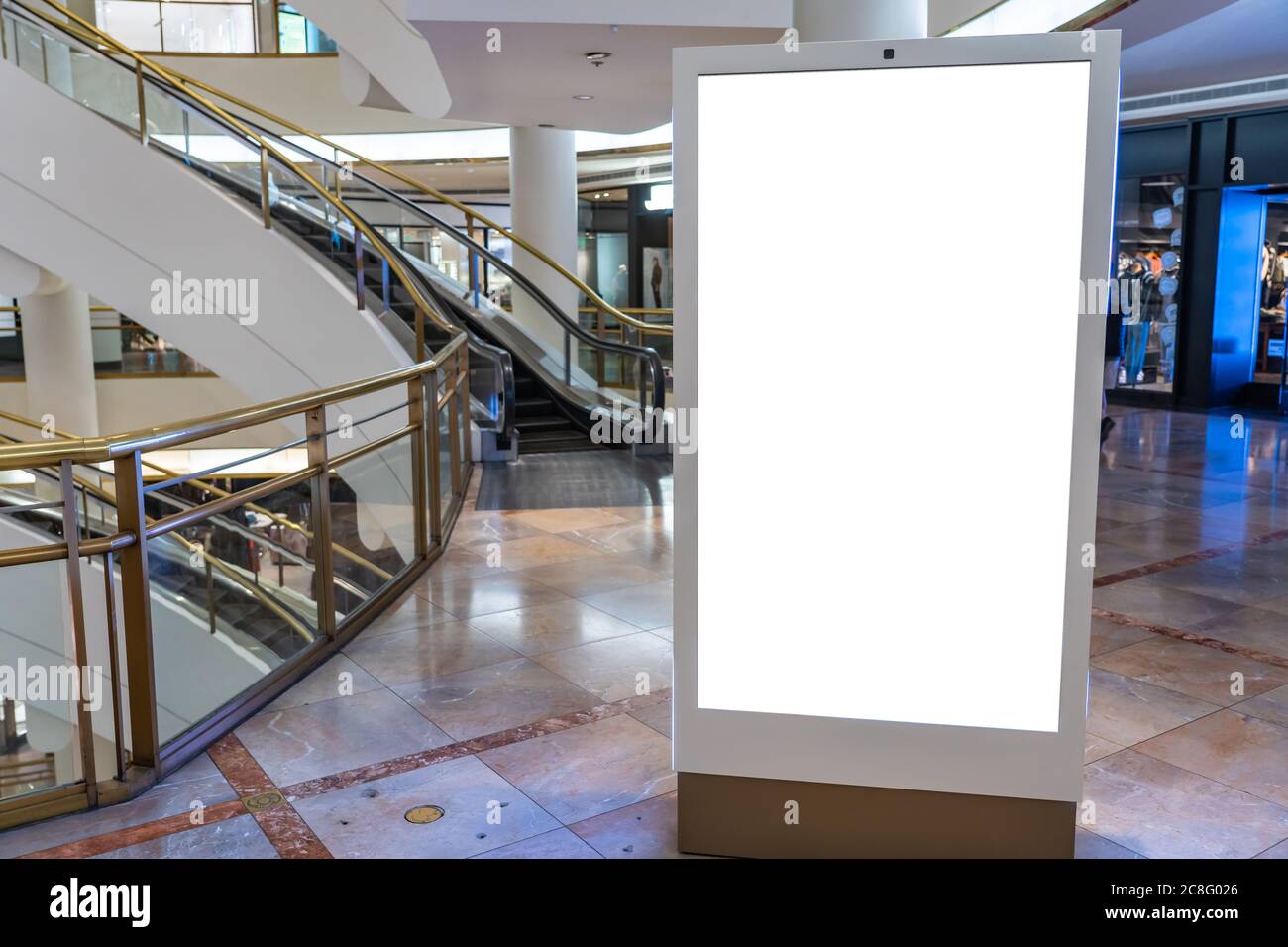 Cartellone bianco in un moderno centro commerciale, mockup. Foto Stock