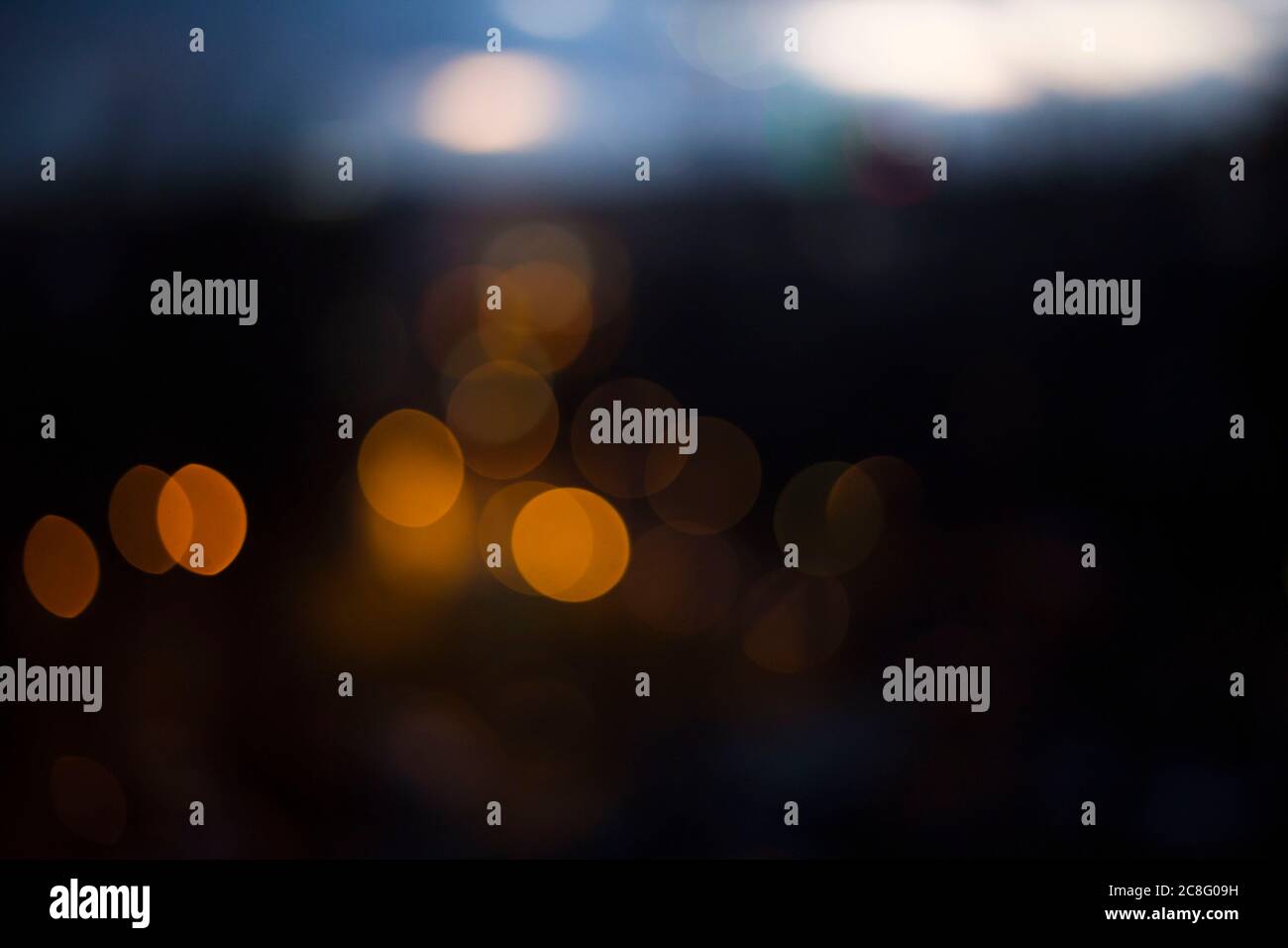 Notte Città offuscata illuminazione. Lanterna sfocano le luci. Sfondo astratto Foto Stock