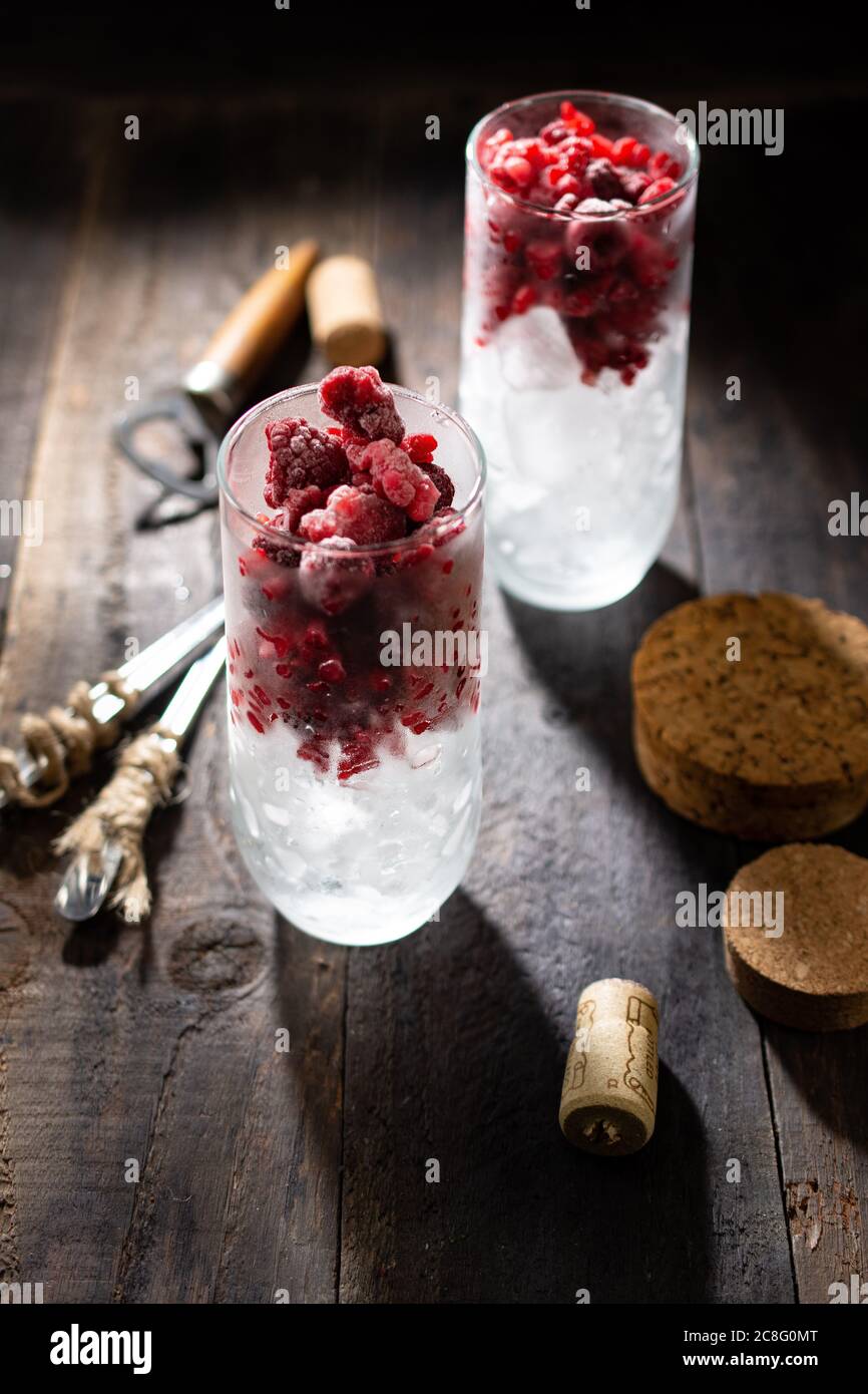 Rinfrescante bevanda estiva con ghiaccio e lamponi. Cibo sano e dolci. Stile vintage. Foto Stock
