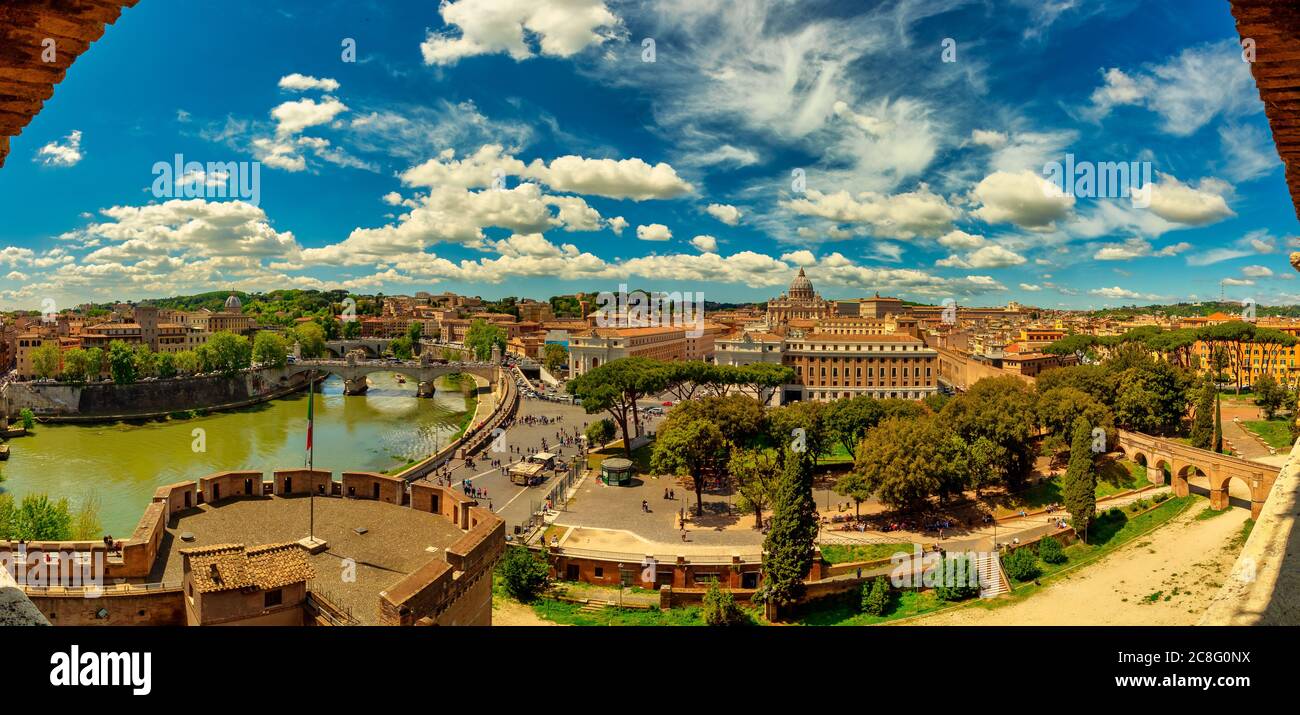 Roma - 30 aprile 2019 - Vista da Castel Sant'Angelo alla storica città di Roma e alla Basilica di San Pietro Foto Stock