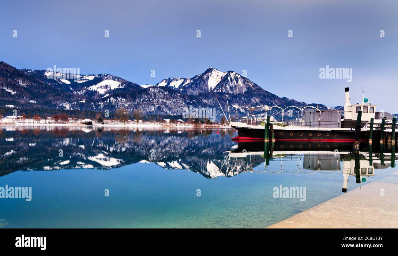 Geografia / viaggio, Austria, UNA mattina senza fiato crea condizioni speculari sul Wolfgangsee a Saint Wolfgang, No-Turismo-Pubblicità-uso Foto Stock