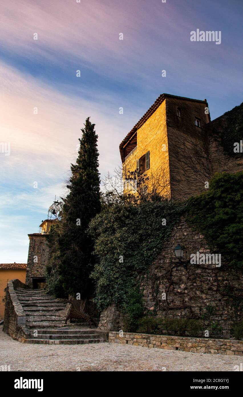 Geografia / viaggio, Francia, Provenza-Alpi-Costa Azzurra, il castello di Seillans cattura la prima della mattina luce del sole duri, No-Turismo-uso-Pubblicità Foto Stock