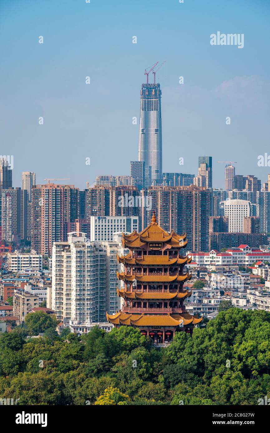 Vista aerea della citta' di Wuhan. Skyline panoramico ed edifici accanto al fiume yangtze. Foto Stock