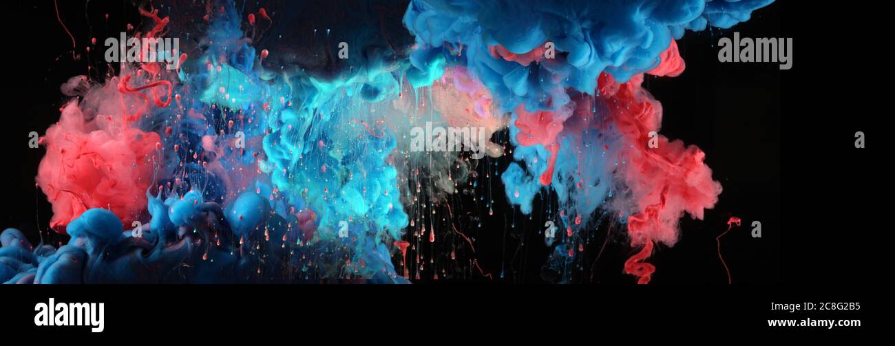 Colori blu acrilico e rosso in acqua. Macchie di inchiostro. Astratto sfondo nero. Banner lungo orizzontale. Foto Stock
