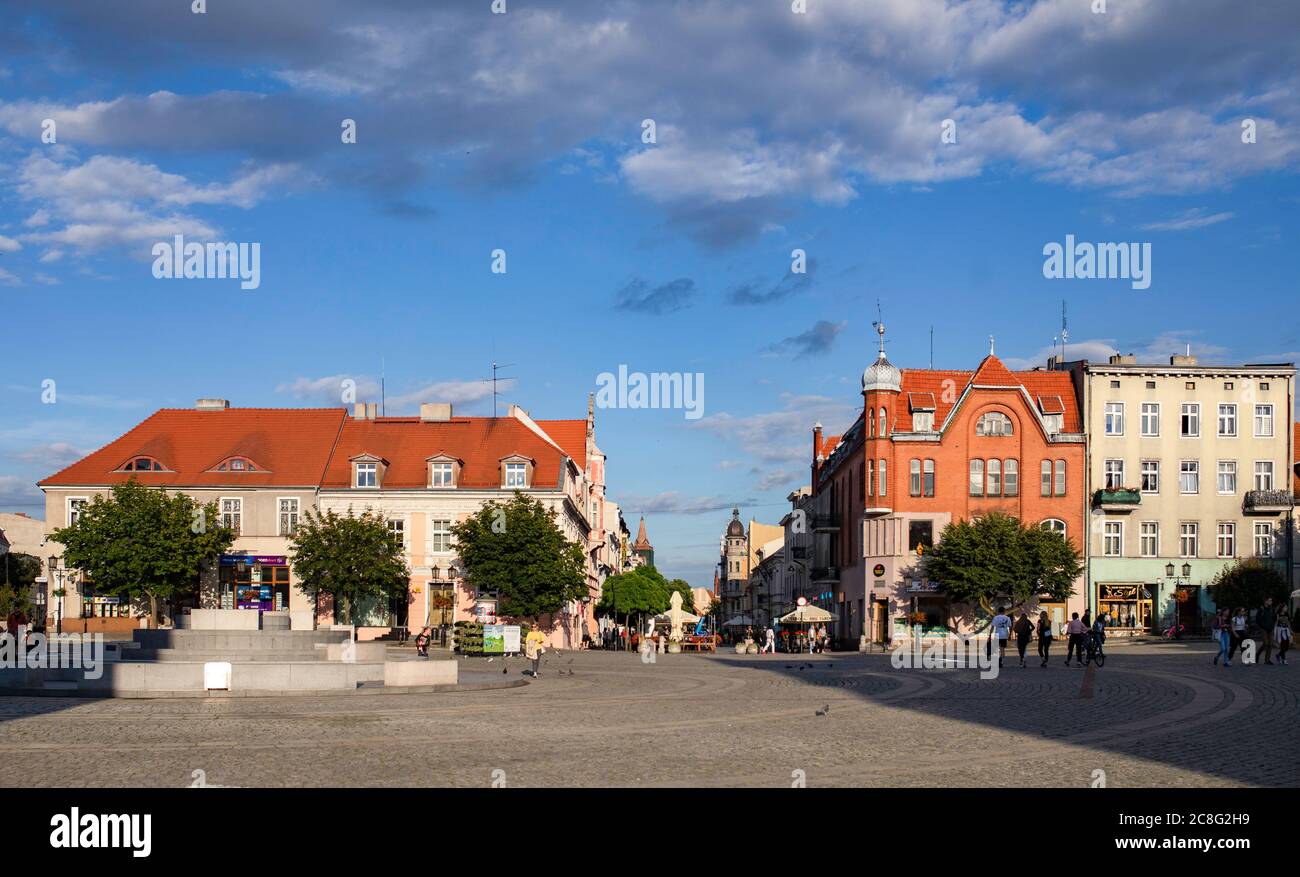 Gniezno / Polonia - paesaggio urbano, vista sull'architettura del centro. Piazza Centrale. Foto Stock