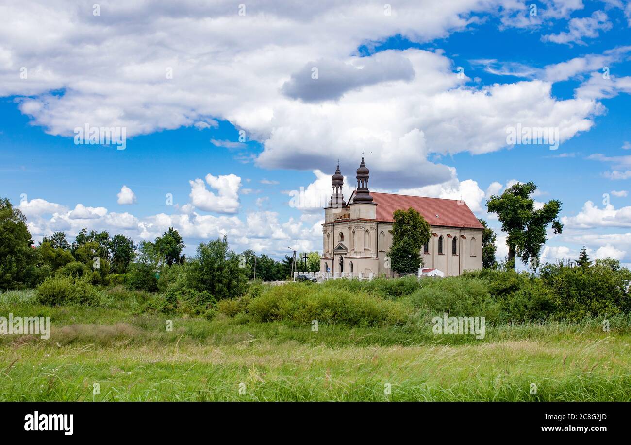 La chiesa di San Dorothy a Rogowo è costruita in mattoni bruciati, in stile classicista-neo-gotico, risalente al 1828. Dintorni di Gniezno, Polonia. Foto Stock