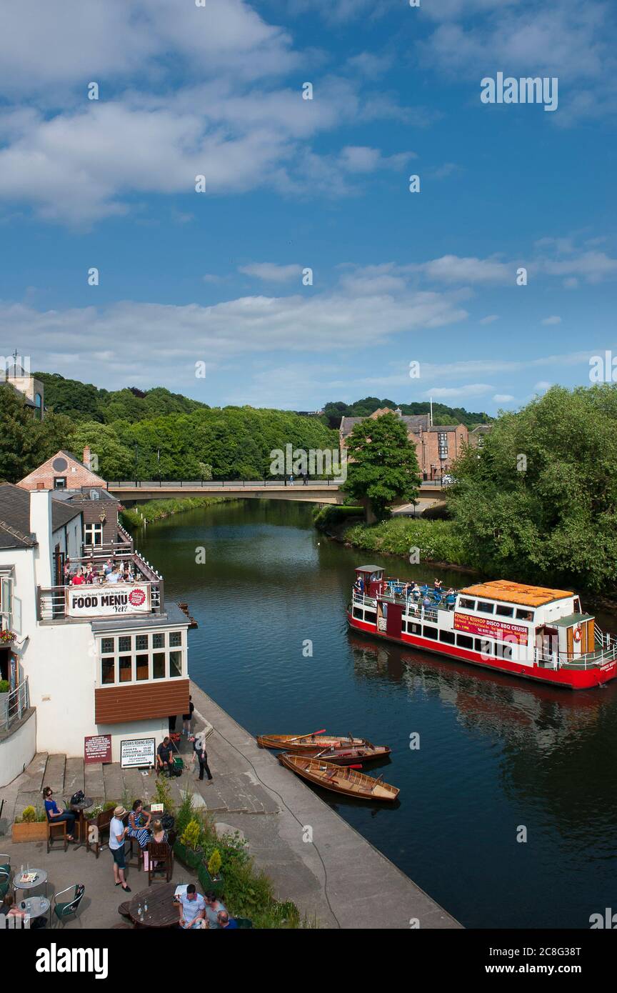 River Cruiser passingIl pub Boathouse sulle rive del fiume Wear nella città caudrale di Durham, contea di Durham, Inghilterra. Foto Stock