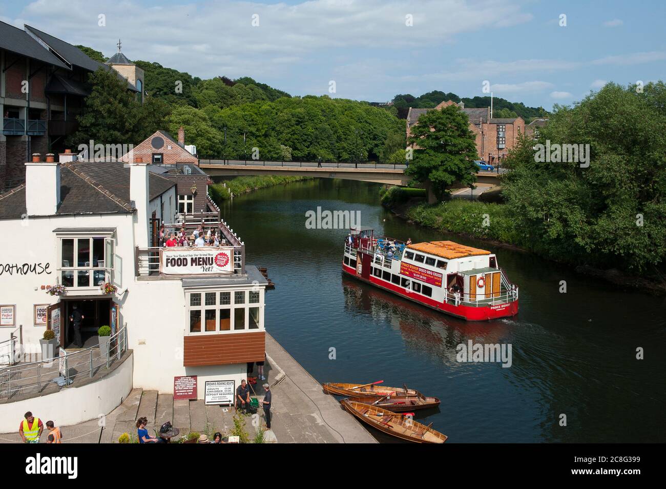 River Cruiser passingIl pub Boathouse sulle rive del fiume Wear nella città caudrale di Durham, contea di Durham, Inghilterra. Foto Stock