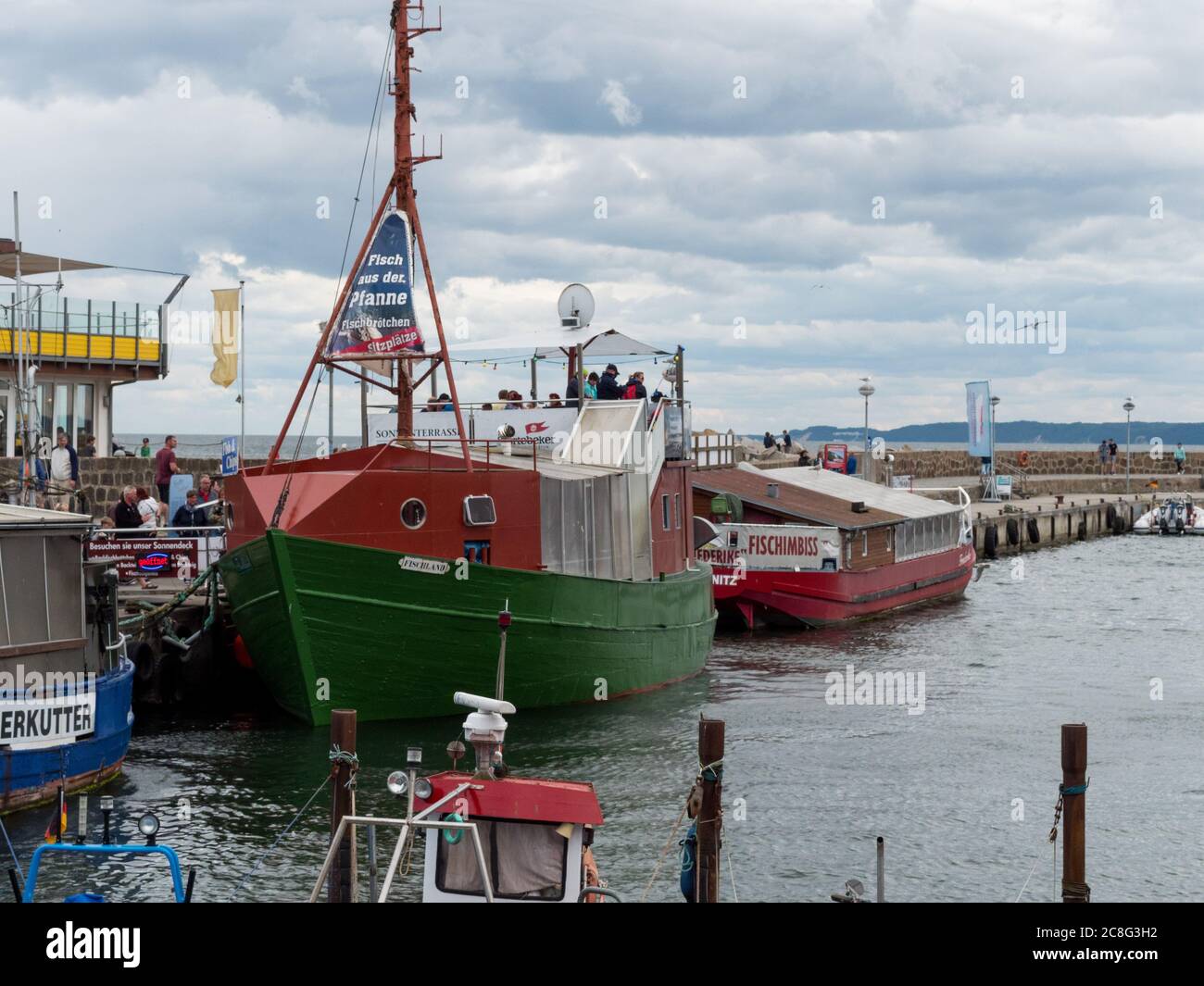 Fisch Fischbrötchen Flaniermeile Hafen Hafengebiet Schiff Boot Fischimbiss umgebauter Kutter Insel Rügen Foto Stock