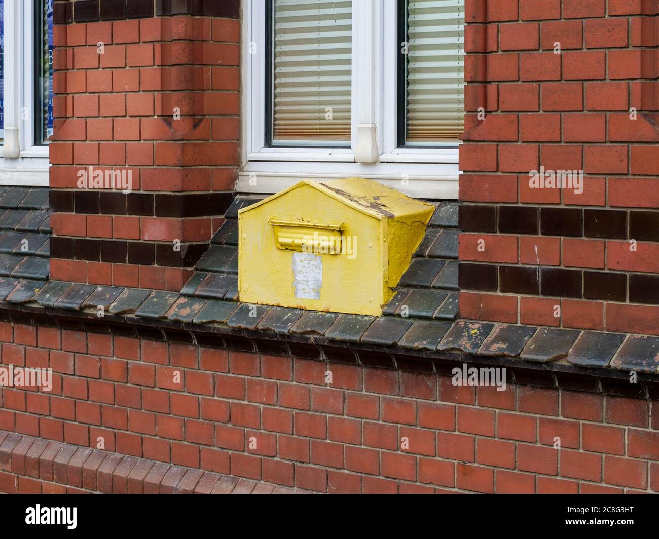 In eine Wand eingemauerter gelber Briefkasten alt DDR deutscher Postbriefkasten Rügen Sassnitz rostiger GDR Post-Briefkasten von früher damals Foto Stock