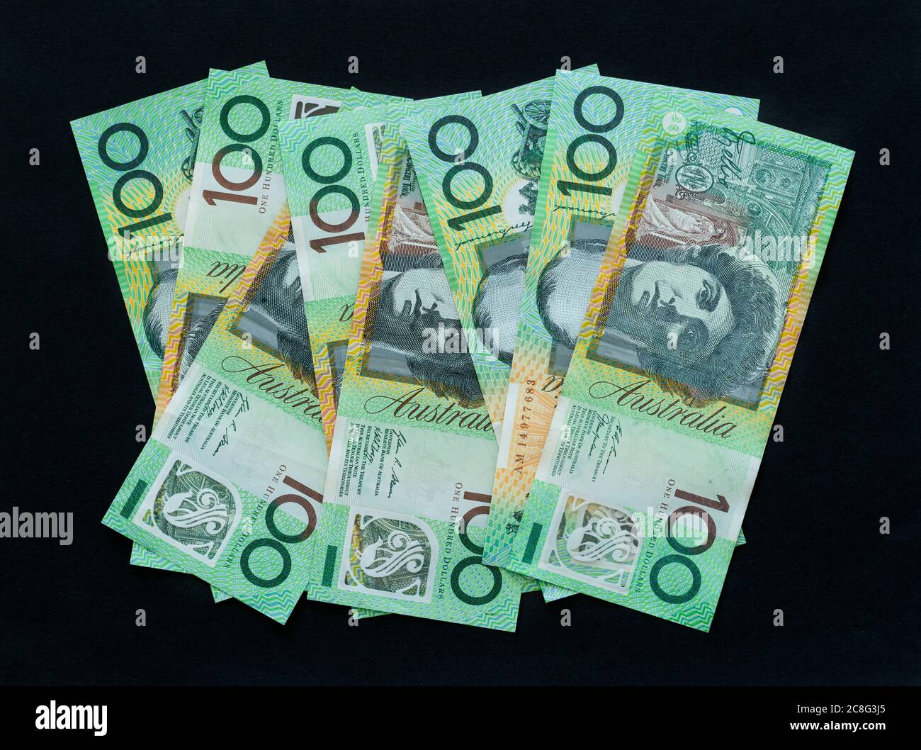 Cento banconote da dollaro su sfondo nero, valuta australiana Foto Stock