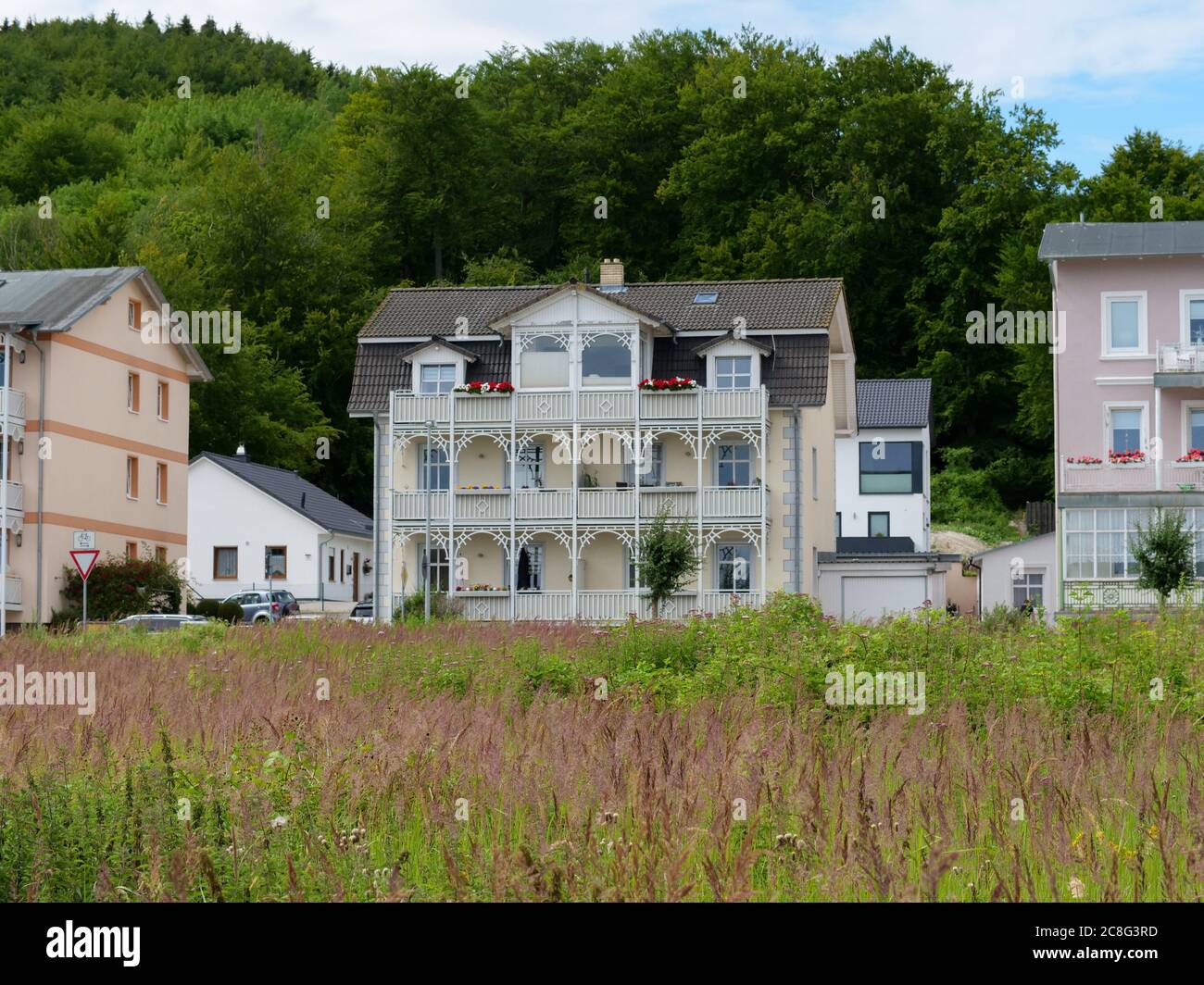Villen in Sassnitz auf Rügen Hausfassaden mit Balkonen Holzfassaden Häuser Immobilien Ostsee Ferienwohnung Architektur Wohnung Foto Stock