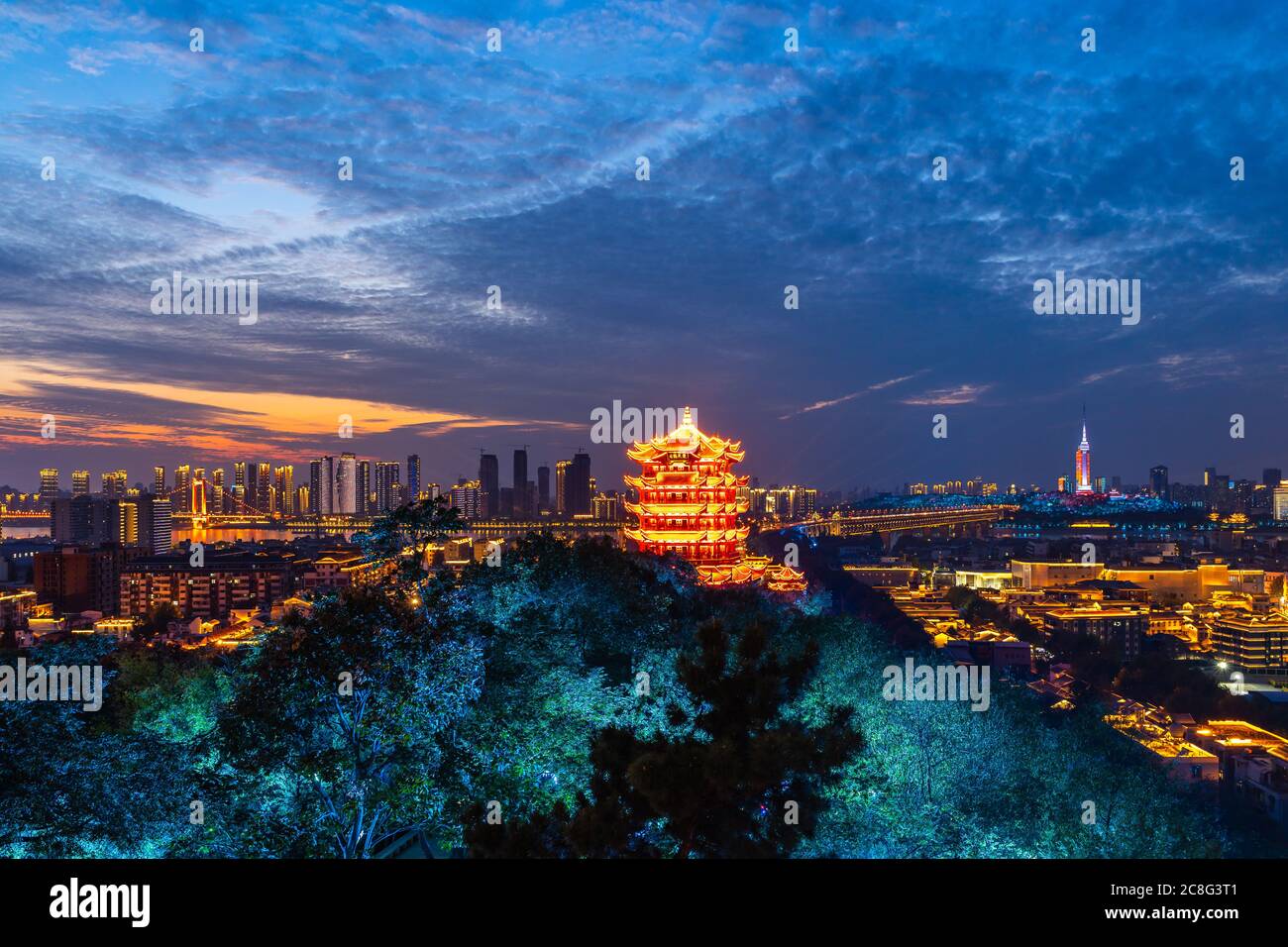 Vista aerea della citta' di Wuhan. Skyline panoramico ed edifici accanto al fiume yangtze. Foto Stock