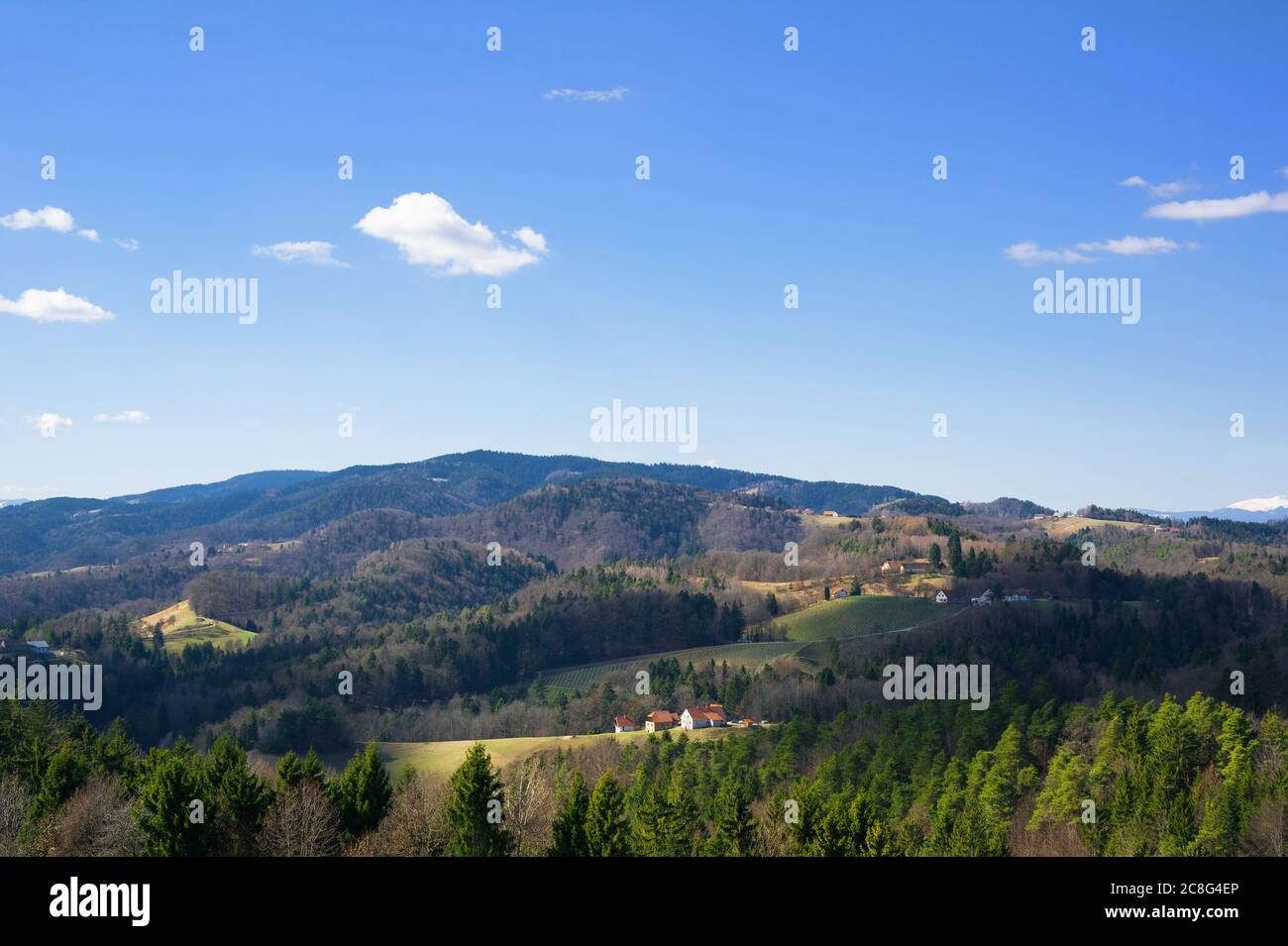Catena montuosa di Kozjak, vicino a Maribor, Slovenia, Europa - splendido paesaggio naturale della campagna slovena. Paesaggio con foreste, colline, moun Foto Stock