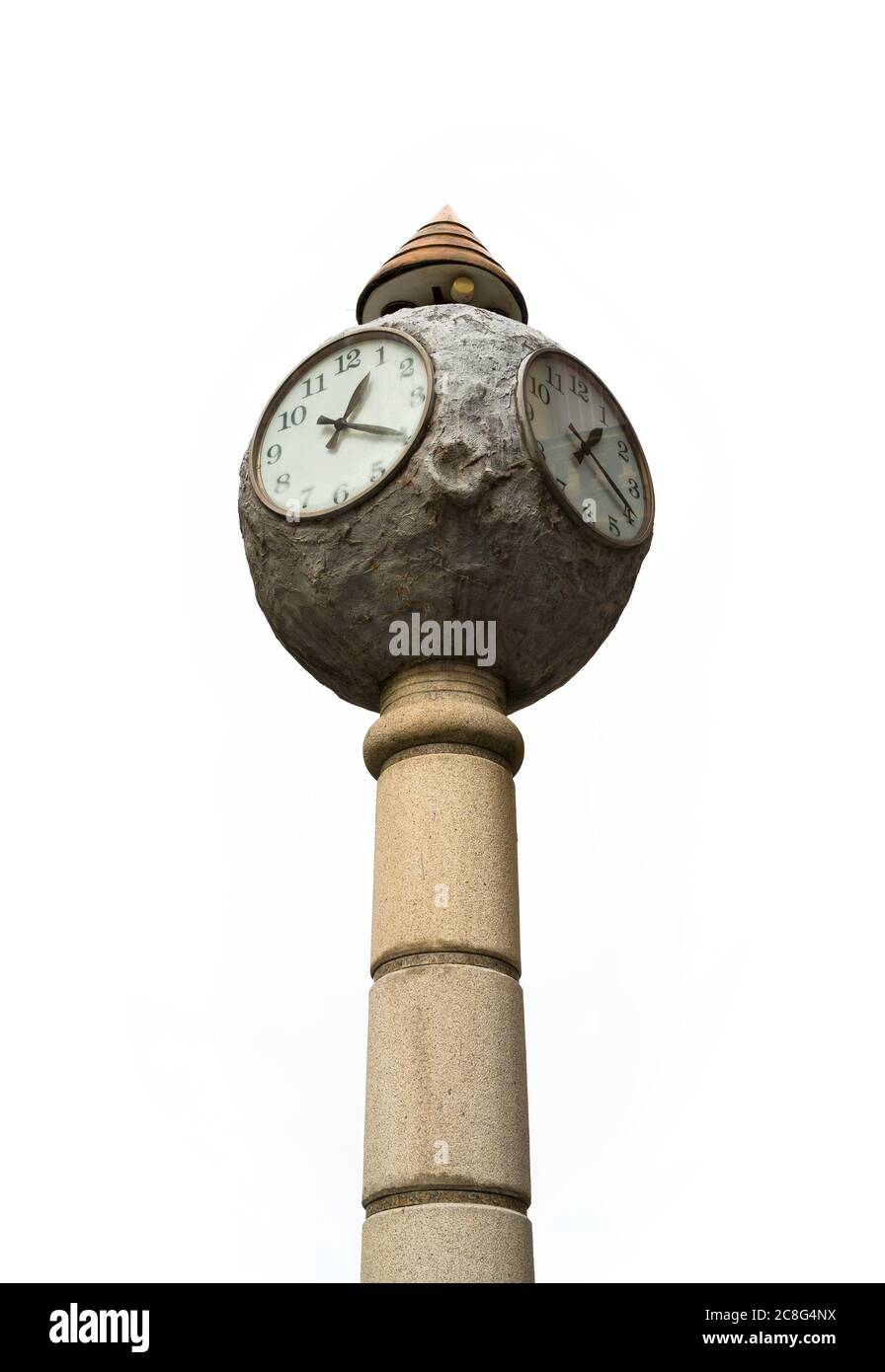 Palla grigia con due quadranti che indicano il tempo. Gli orologi sono su  una colonna di pietra alta Foto stock - Alamy