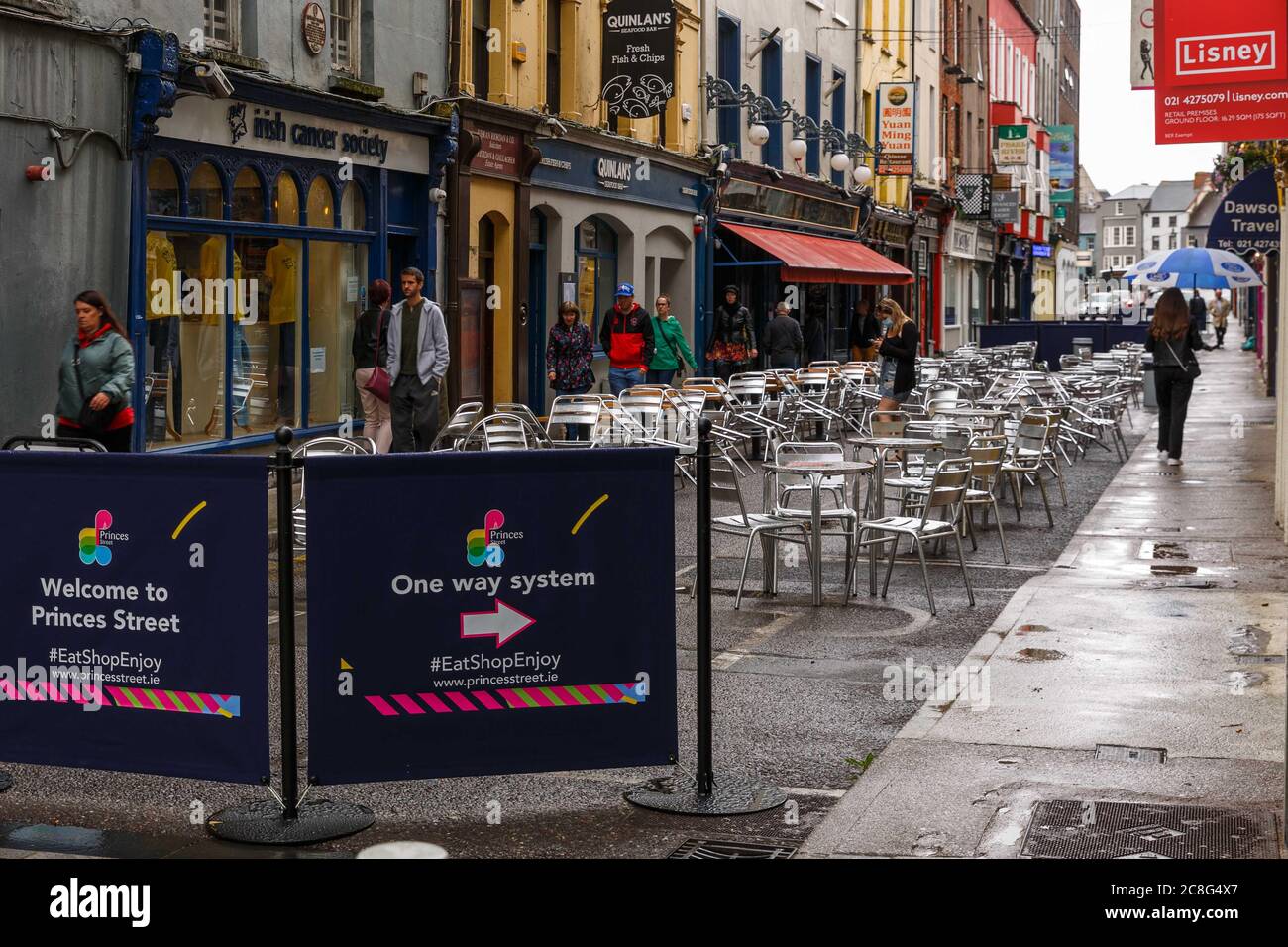 Cork, Irlanda. 24 luglio 2020. Chi ama lo shopping ha una pioggia di cervelli a Cork City. Nonostante le forti piogge durante tutto il giorno molti acquirenti hanno ancora coraggioso il centro della città oggi. Credit: Damian Coleman/Alamy Live News Foto Stock