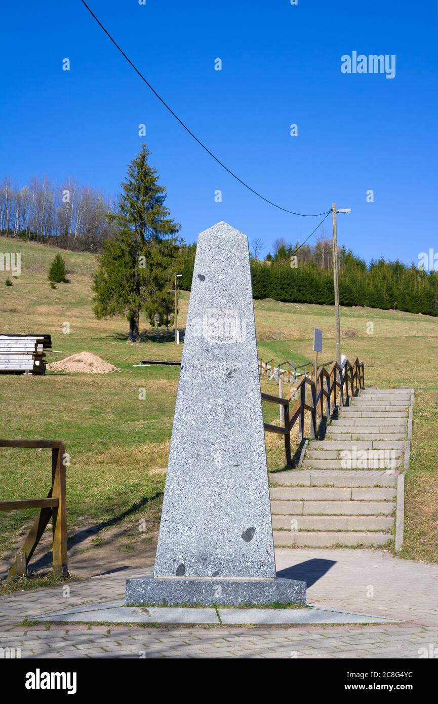 Punto di contatto comune del confine ceco, slovacco e polacco, Hrcava, Monti Beskid - monolito piramidale come delimitazione della frontiera tra stato europeo Foto Stock