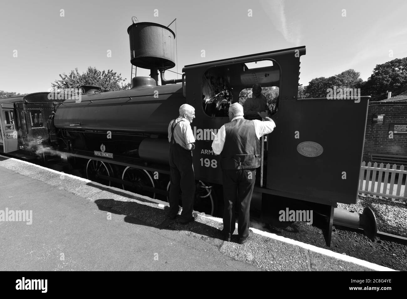 Una locomotiva di austerità Hunslet alla stazione di Haven Street sull'Isola di Wight. Foto Stock