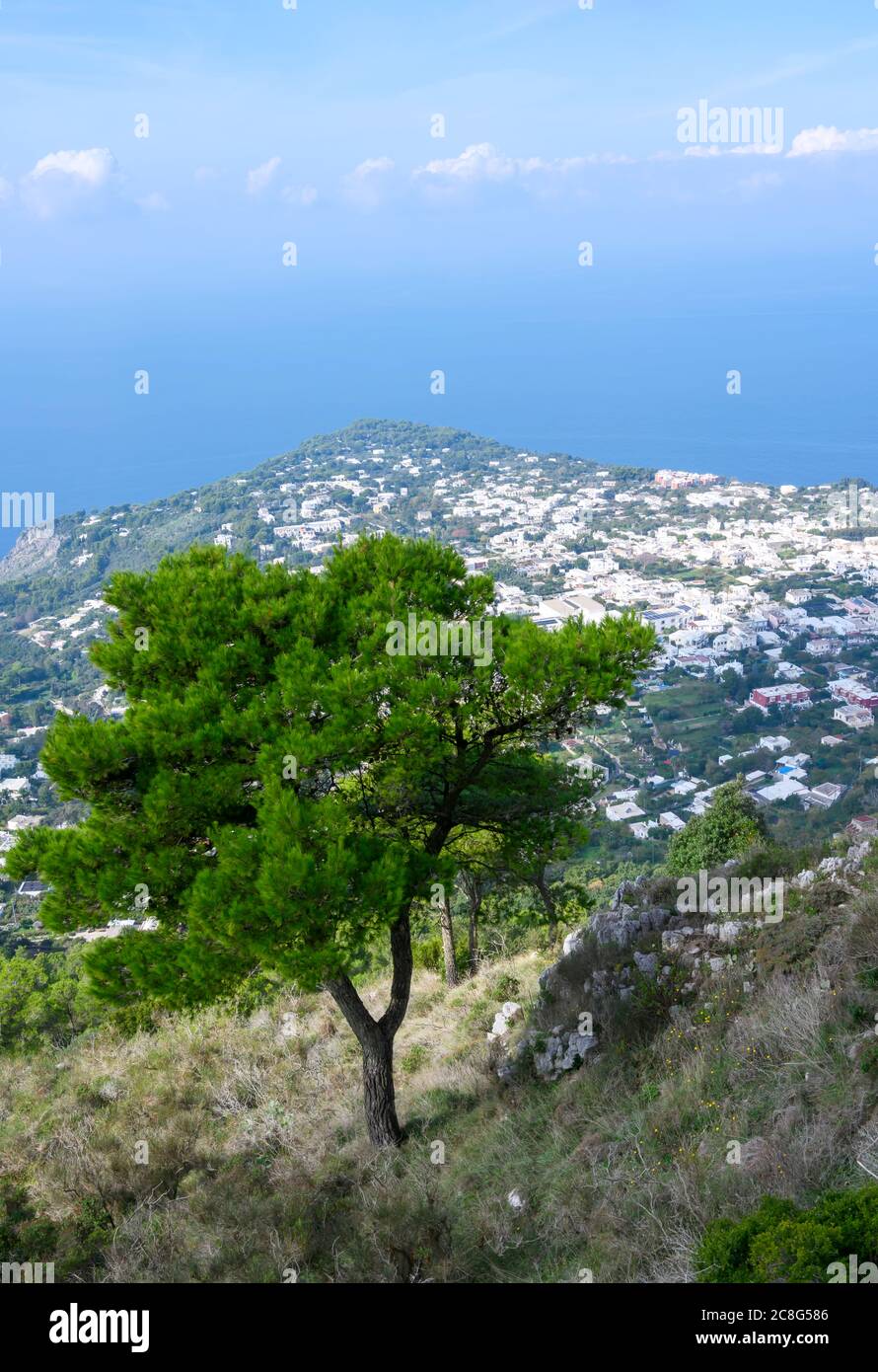 Vista dal Monte Solano verso la città di Capri e il Golfo di Napoli oltre. Capri, Italia Foto Stock
