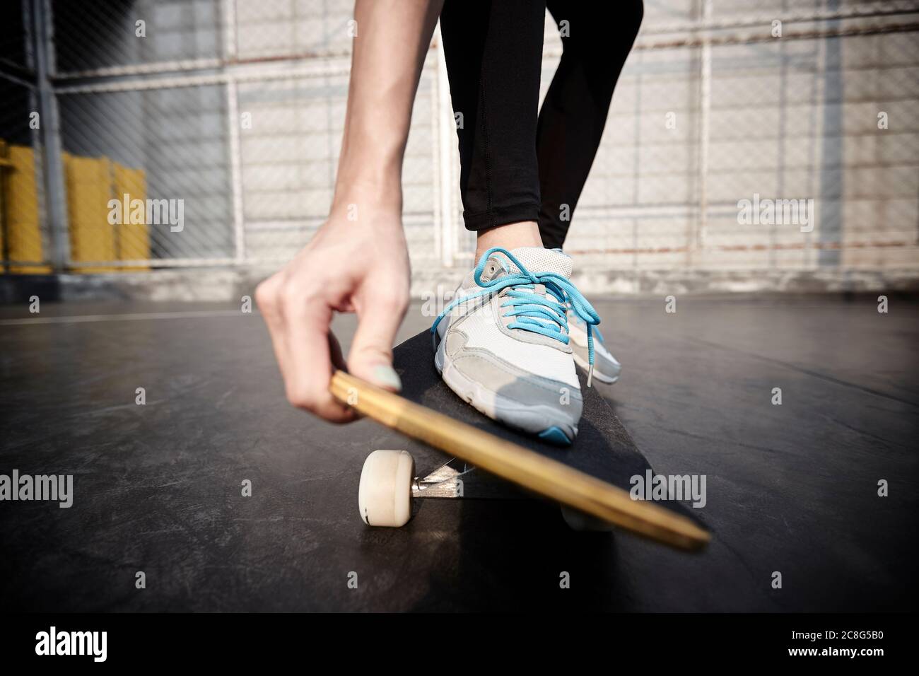 un primo piano di piedi di una giovane donna asiatica skateboard all'aperto Foto Stock