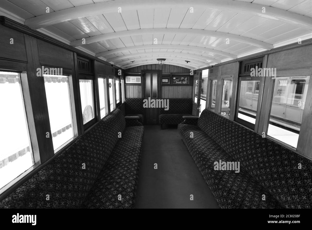 All'interno di una carrozza ferroviaria d'epoca di terza classe. Foto Stock