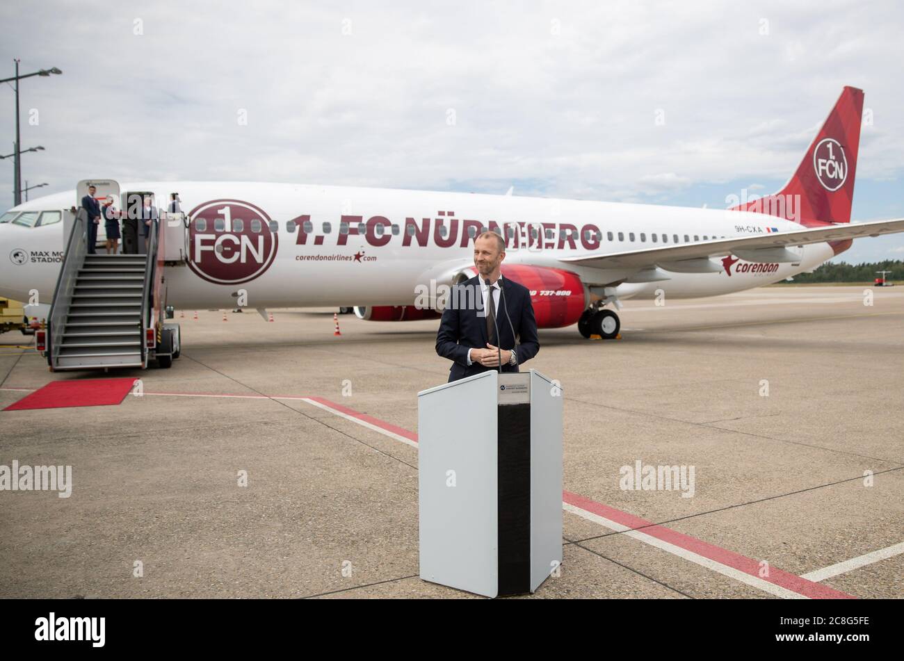 24 luglio 2020, Baviera, Norimberga: Niels Rossow, Direttore commerciale del 1 FC Norimberga, interviene all'inaugurazione di un volo di linea della compagnia Corendon nella progettazione della seconda divisione del club calcistico 1 FC Norimberga sul piazzale dell'aeroporto. Foto: Daniel Karmann/dpa Foto Stock