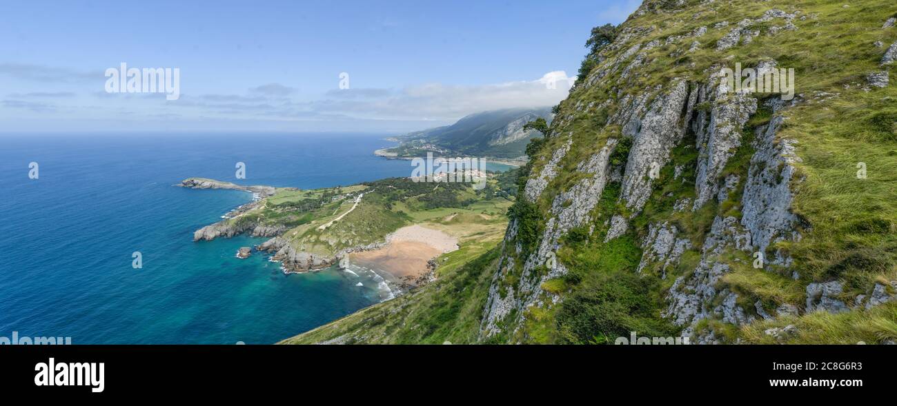 Vista panoramica di Sonabia e la spiaggia di la Ballena dal Monte Candina Foto Stock