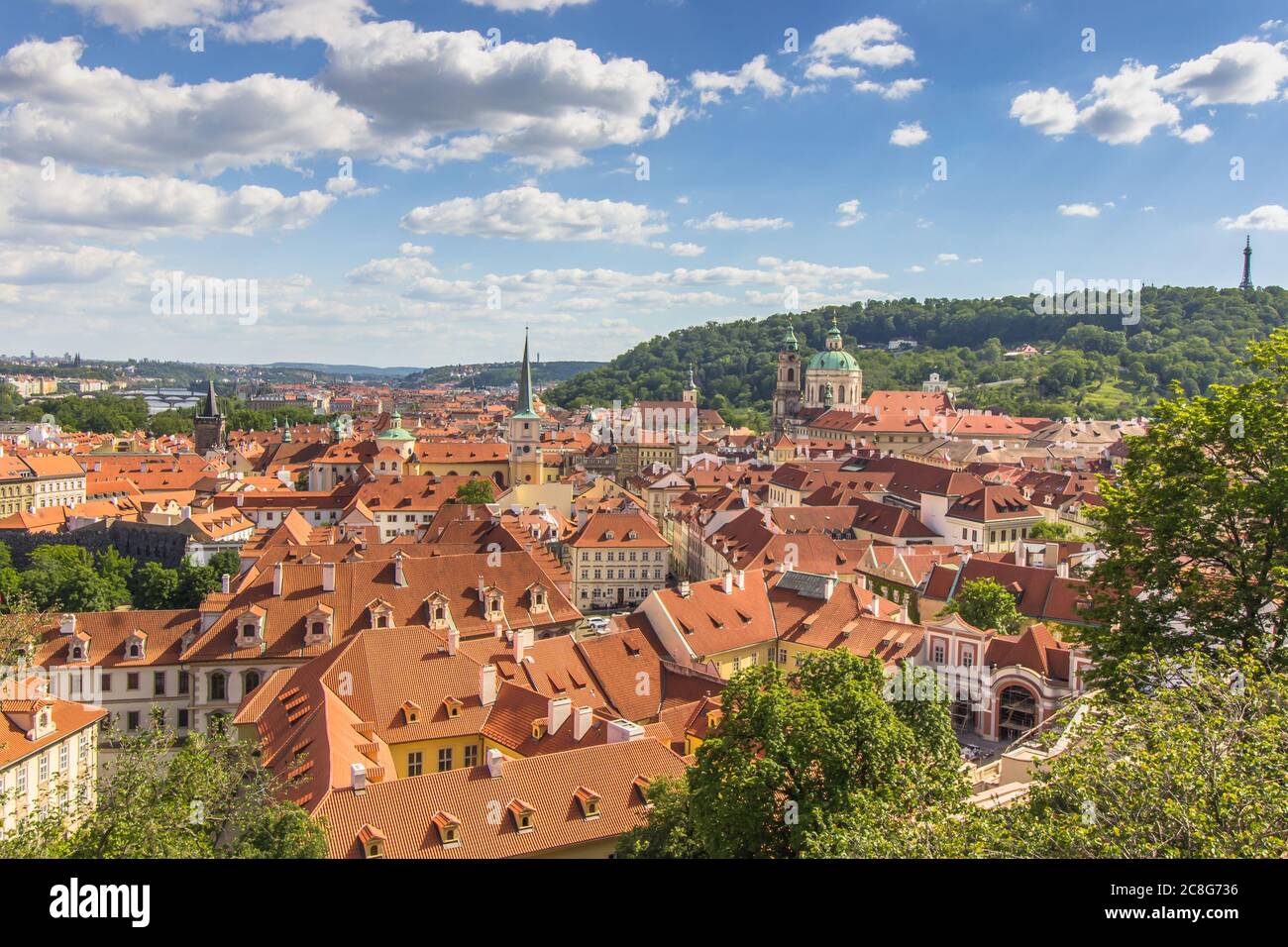 Incredibile panorama cittadino europeo. Vista aerea della città vecchia con edifici pittorici, tetti rossi, chiese, grattacieli a Praga, panorama ceco.Praga. Foto Stock
