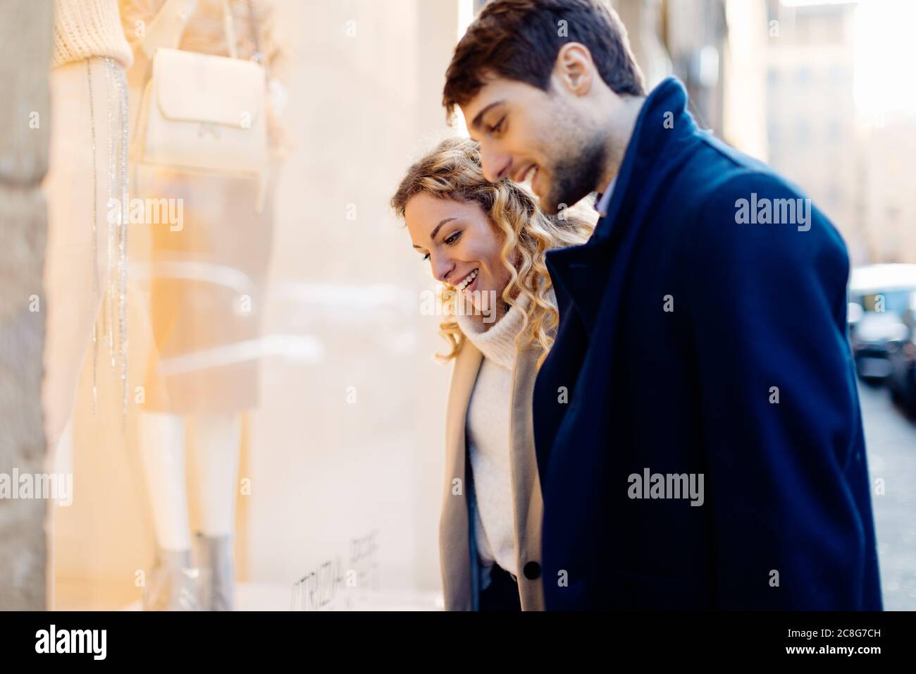 Paio di window shopping, Firenze, Toscana, Italia Foto Stock