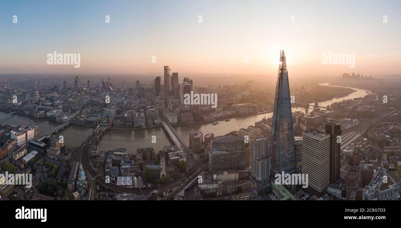 Vista aerea della torre Shard e della città di Londra, e del Tamigi all'alba Foto Stock