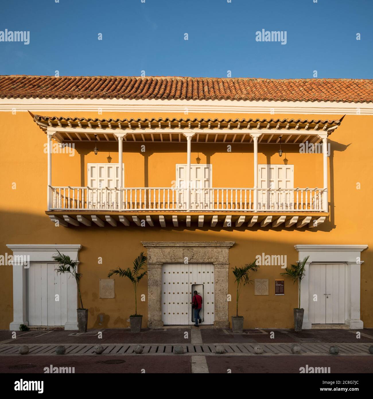Facciata di un edificio storico nella Città Vecchia, pareti dipinte, balcone e finestre e porte chiuse. Foto Stock