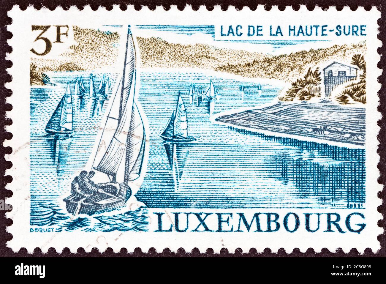 LUSSEMBURGO - CIRCA 1971: Un francobollo stampato in Lussemburgo dal numero 'luoghi ed edifici' mostra il lago artificiale, alta Valle Sure, circa 1971. Foto Stock