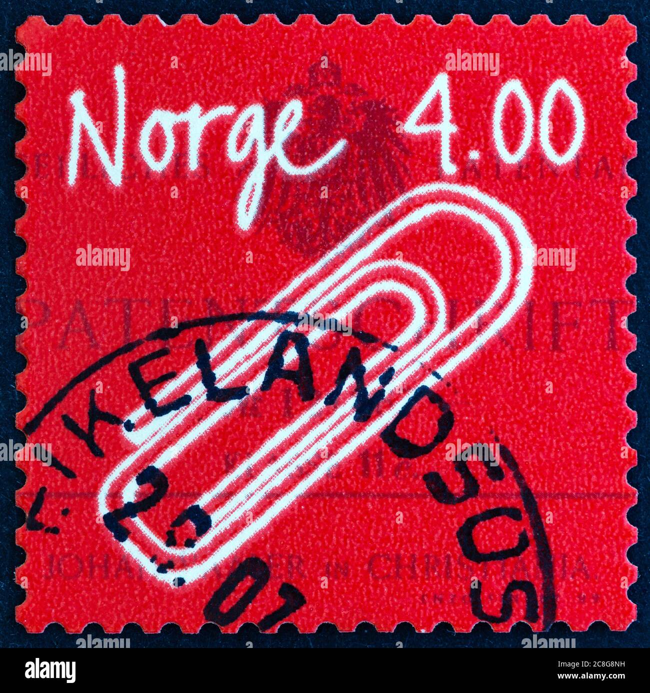 NORVEGIA - CIRCA 1999: Un francobollo stampato in Norvegia dal numero 'invenzioni norvegesi' mostra graffetta (Johan Vaaler), circa 1999. Foto Stock