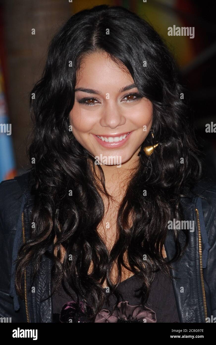 Vanessa Hudgens al High School Musical 2: Edizione estesa prima di uscita DVD tenuto al Teatro El Capitan di Hollywood, CA. L'evento si è svolto lunedì 19 novembre 2007. Photo by: SBM / PictureLux - file Reference N. 34006-12098SBMPLX Foto Stock