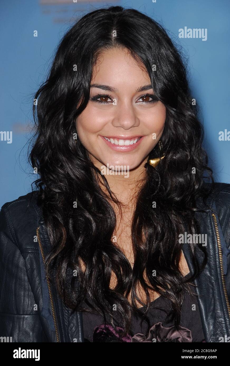 Vanessa Hudgens al High School Musical 2: Edizione estesa prima di uscita DVD tenuto al Teatro El Capitan di Hollywood, CA. L'evento si è svolto lunedì 19 novembre 2007. Photo by: SBM / PictureLux - file Reference N. 34006-12106SBMPLX Foto Stock