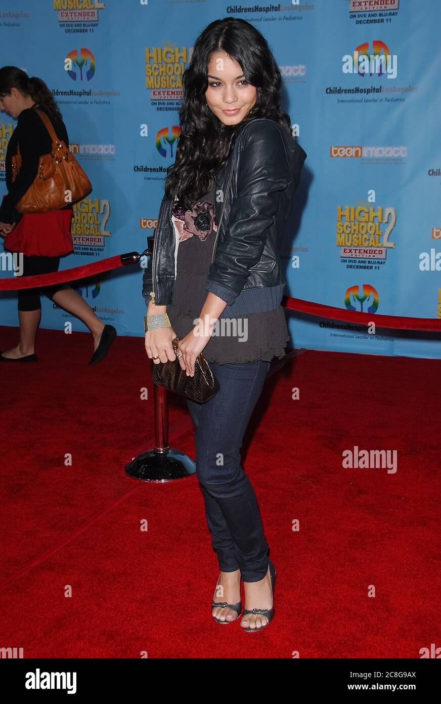 Vanessa Hudgens al High School Musical 2: Edizione estesa prima di uscita DVD tenuto al Teatro El Capitan di Hollywood, CA. L'evento si è svolto lunedì 19 novembre 2007. Photo by: SBM / PictureLux - file Reference N. 34006-12111SBMPLX Foto Stock