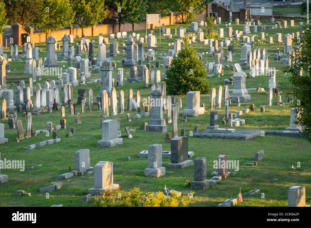 Cimitero nel tardo pomeriggio luce del sole, Baltimora Maryland USA Foto Stock