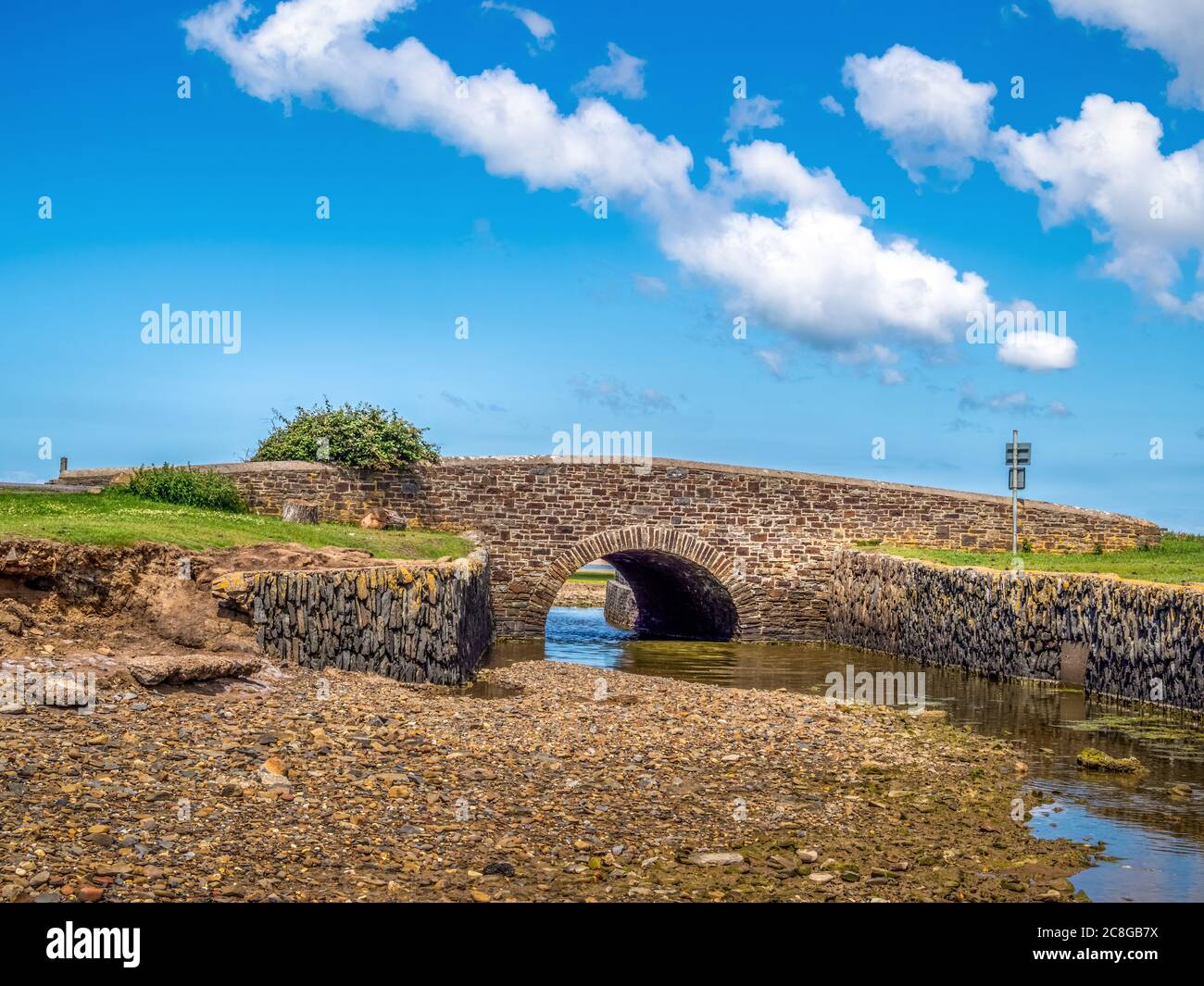 Vecchio ponte di pietra all'ingresso del Northam Burrows Country Park, Devon, Regno Unito. Foto Stock