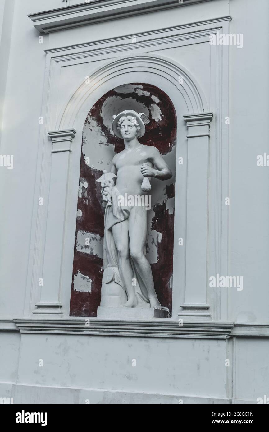 Ucraina, Odessa, Primorsky Boulevard - 28 agosto 2019: Scultura di Mercurio (disegnata dallo scultore Luigi Dominikovich Iorini) si trova nella nicchia Foto Stock
