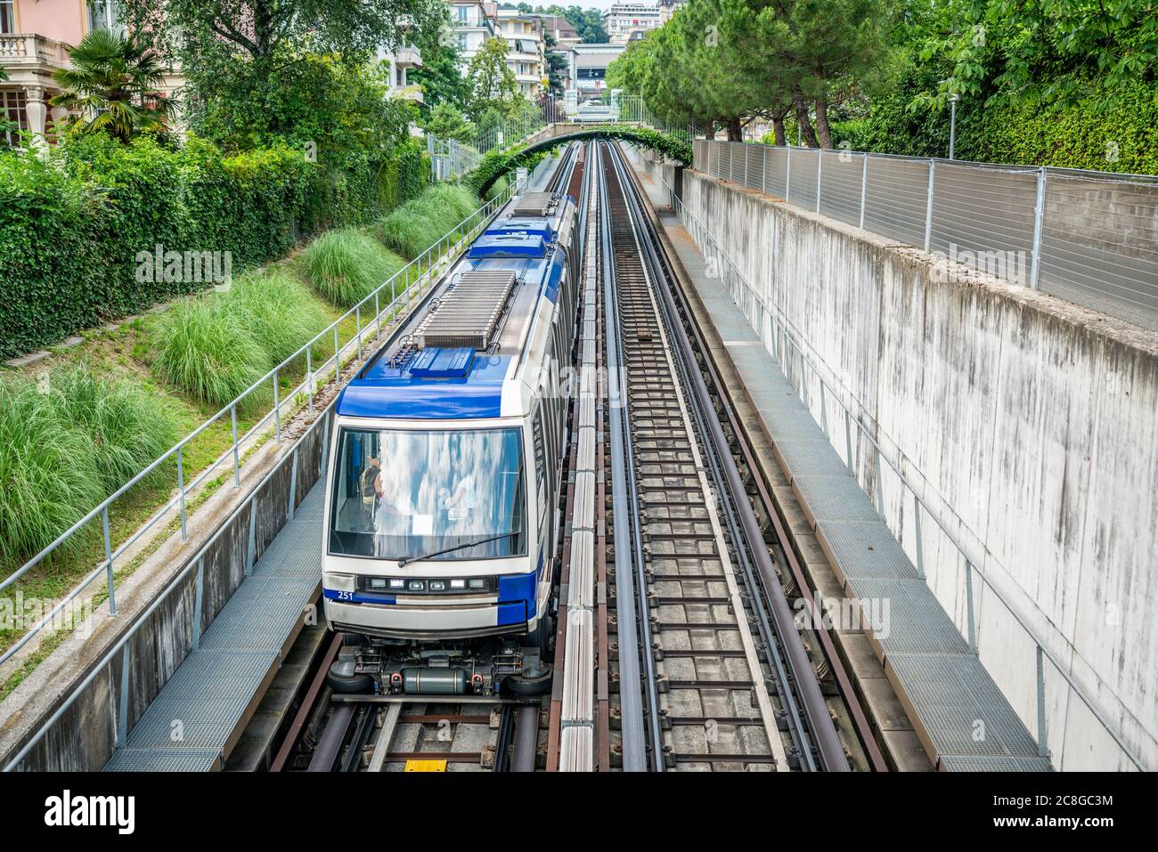 Losanna Svizzera , 25 giugno 2020 : Vista dall'alto del treno metropolitano di Losanna sulla linea M2 e del sistema di trasporto ferroviario urbano a Losanna Vaud Svizzera Foto Stock