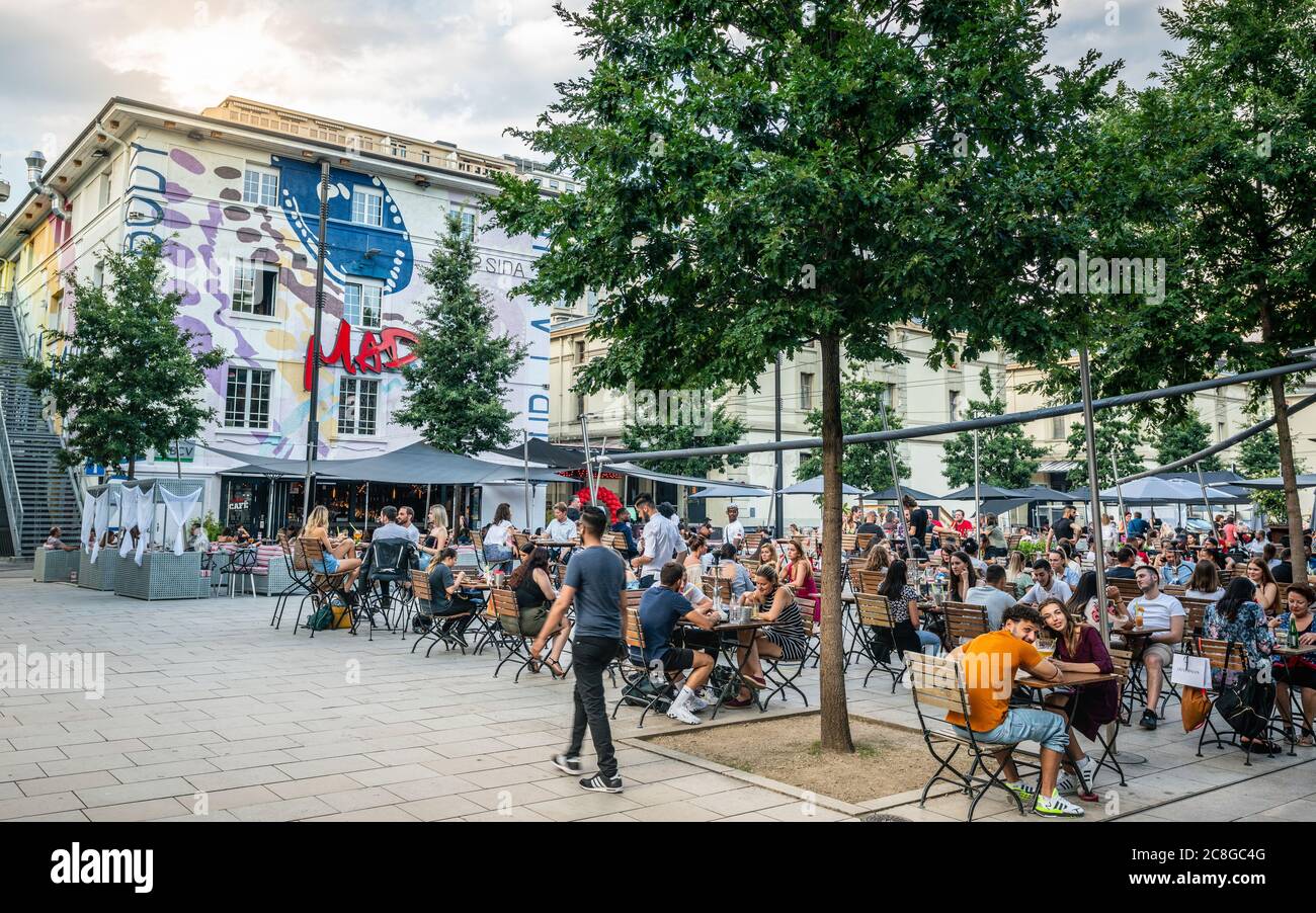 Losanna Svizzera , 25 giugno 2020 : Bar terrazza in serata piena di persone nel quartiere le Flon Esplanade durante l'estate 2020 e la crisi coviale in L Foto Stock