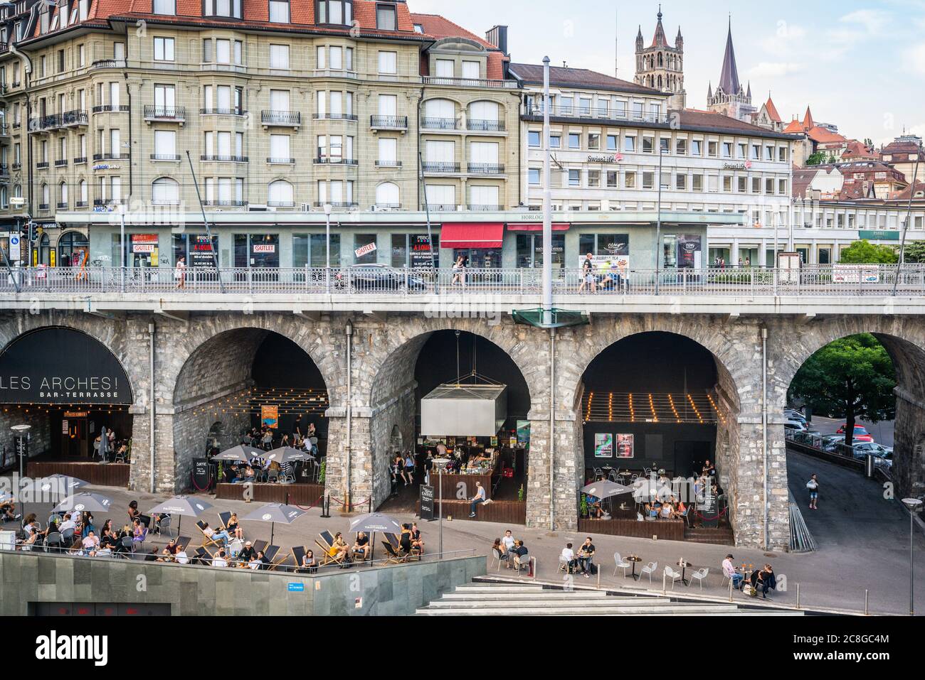 Losanna Svizzera , 25 giugno 2020 : Les Arches un bar con una terrazza piena di persone sotto gli archi del ponte Grand-Pont e vista della città durante il 2020 covid cr Foto Stock
