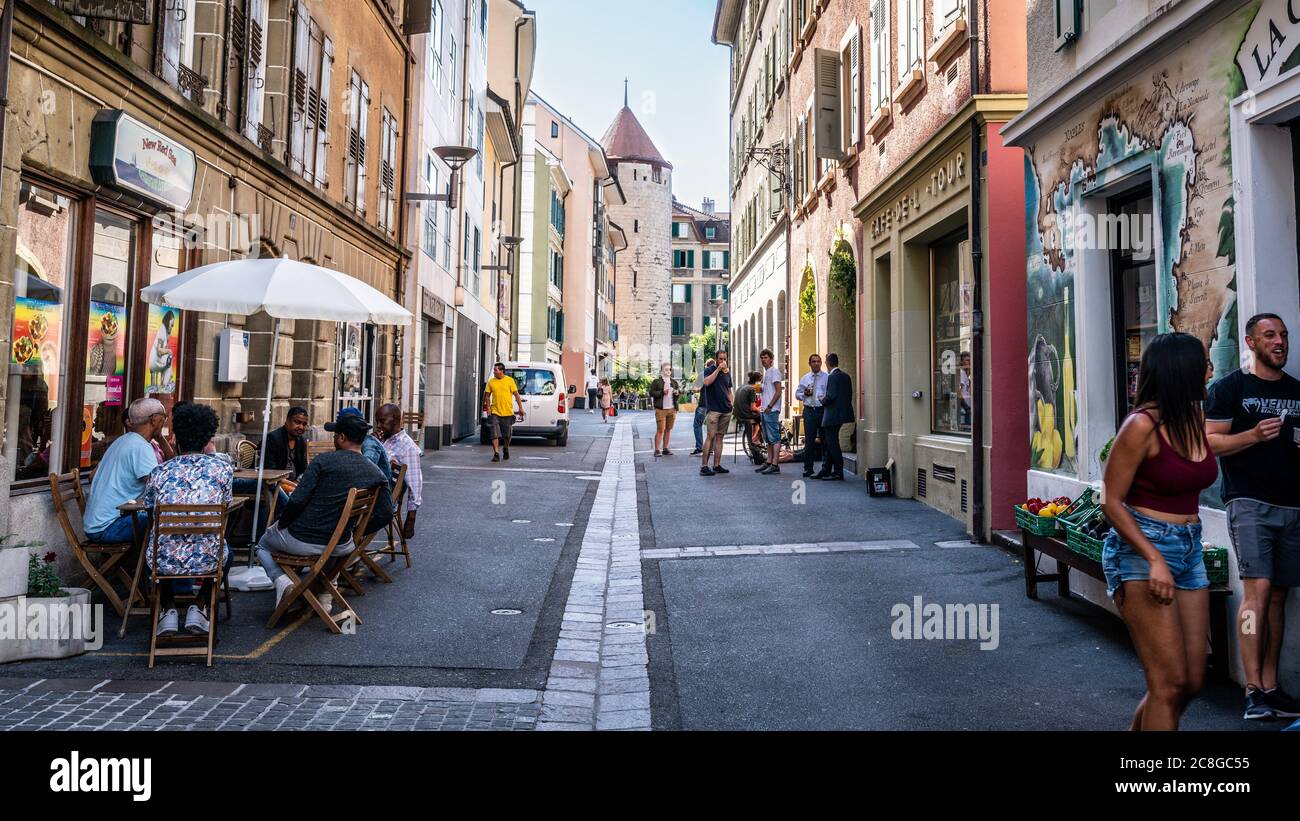 Losanna Svizzera , 26 giugno 2020 : Rue de la Tour o Tower Street un vecchio vicolo pedonale con bar terrazza e persone e Ale torre in background Foto Stock