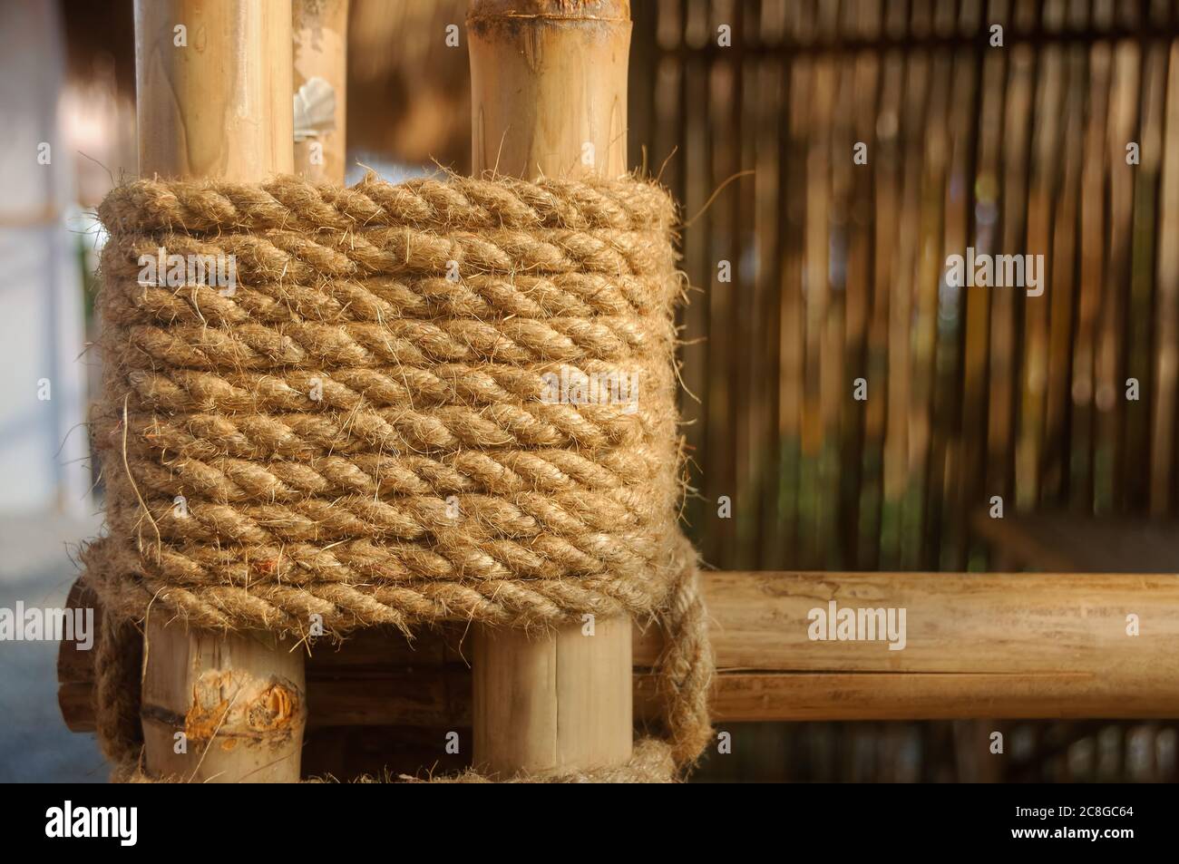 Corda di canapa allacciare alberi di bambù bastone insieme per la struttura di costruzione. Giunti a corda di bambù. Foto Stock