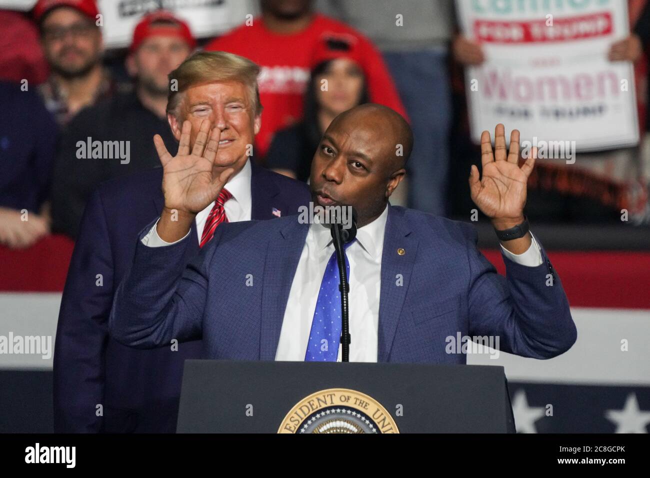 Il senatore statunitense Tim Scott della Carolina del Sud parla alla folla mentre il presidente Donald Trump guarda al Keep America Great Rally nel North Charleston Coliseum, febbraio 28 2020 a North Charleston, South Carolina. Foto Stock