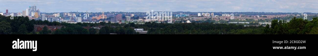 Panorama dello skyline di Leeds. Gli alti edifici dell'Arena Village, alloggi per studenti, domina lo skyline della città. Foto Stock