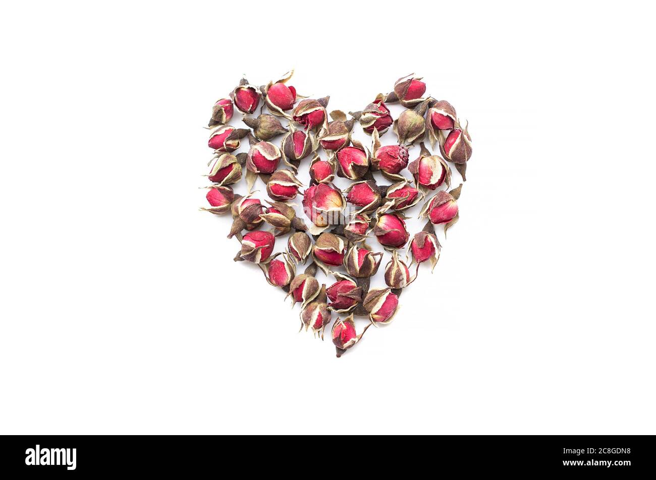 Cuore fatto di rose di tè essiccato isolato su sfondo bianco Foto Stock