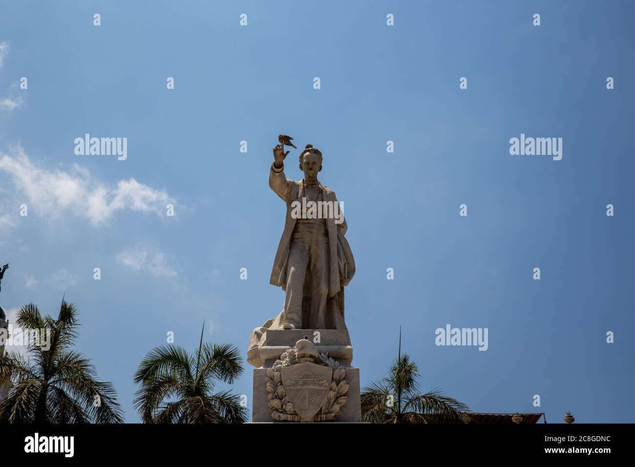 Havana / Cuba - 04.15.2015: La statua in marmo bianco del famoso poeta Jose Marti situato nel Parco Centrale (Parque Central). Uccelli sulla sua mano e. Foto Stock