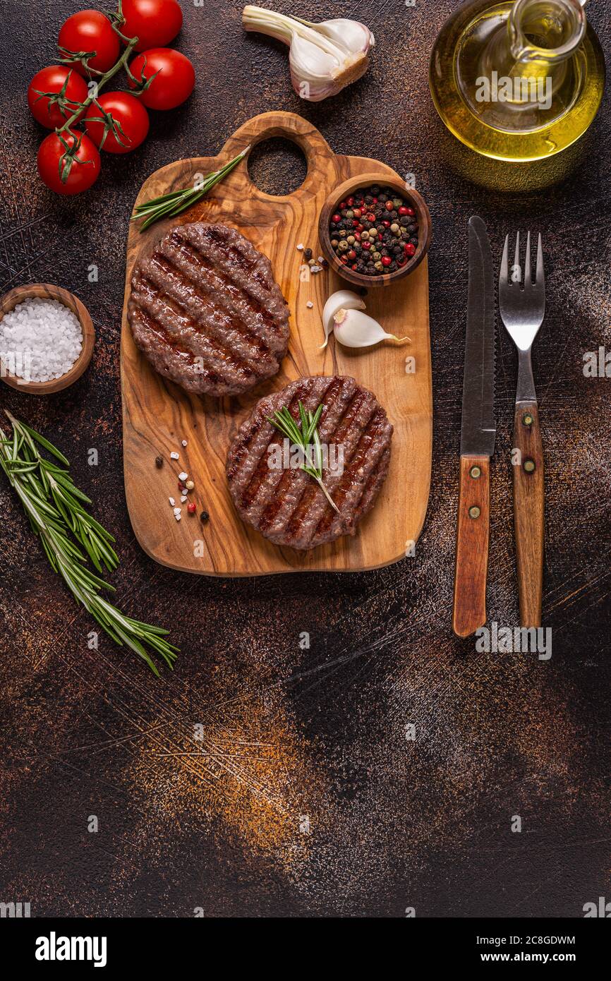 Fritto per hamburger su tavola di legno, vista dall'alto, spazio per la copia. Foto Stock