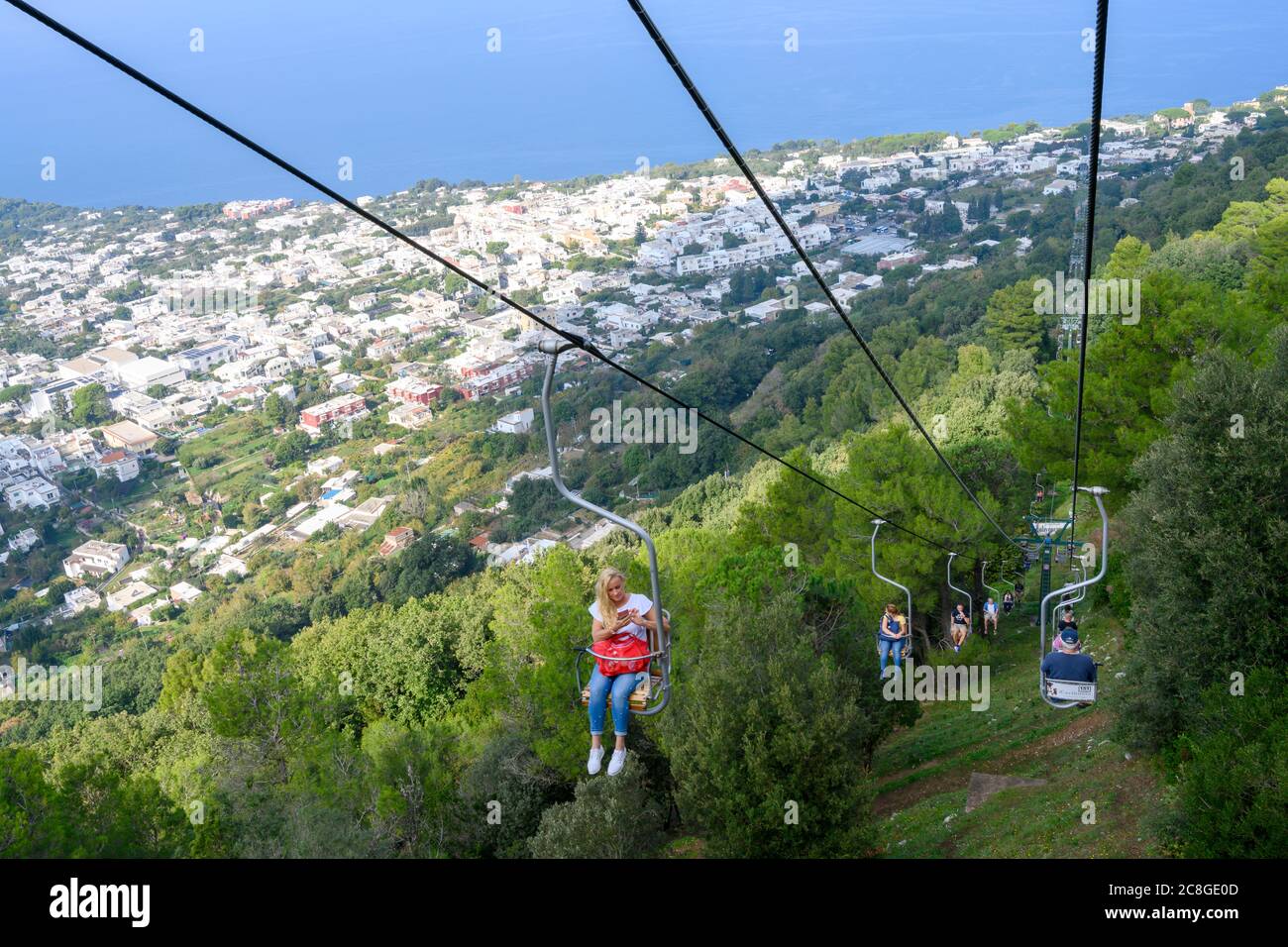 Si utilizzano le seggiovie per raggiungere la vetta del Monte Solaro, che è il punto più alto dell'isola di Capri nel Golfo di Napoli Foto Stock